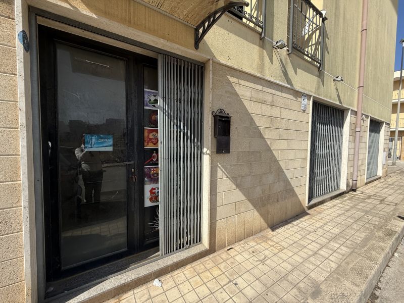 LOCALE COMMERCIALE ZONA...