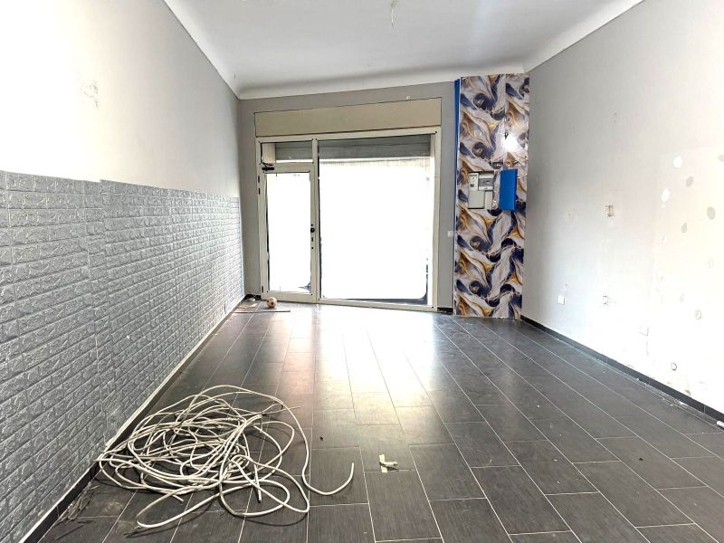 SEMI-INDIPENDENTE CON SPAZI ESTERNI E LOCALE COMMERCIALE