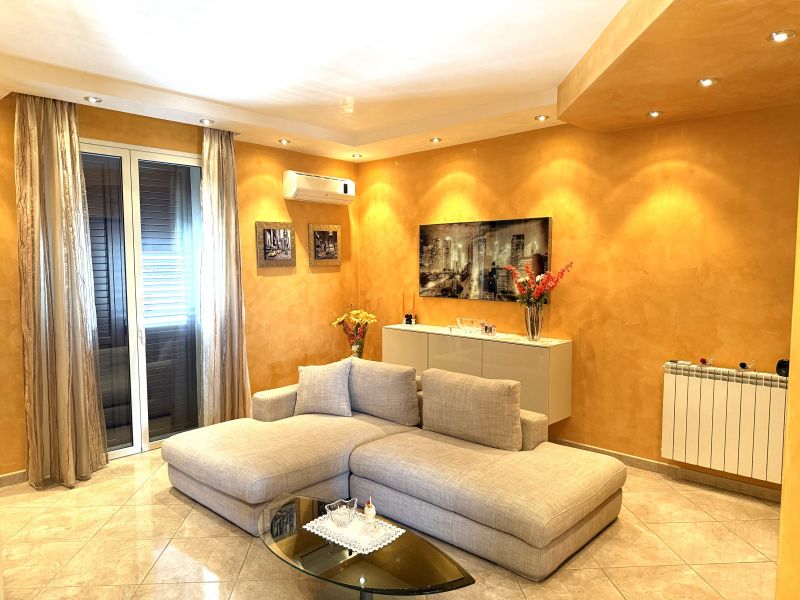 APPARTAMENTO CON BOX AUTO ZONA...