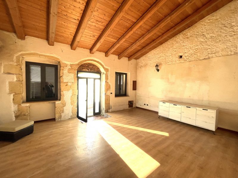 CASA INDIPENDENTE CON AMPIO...