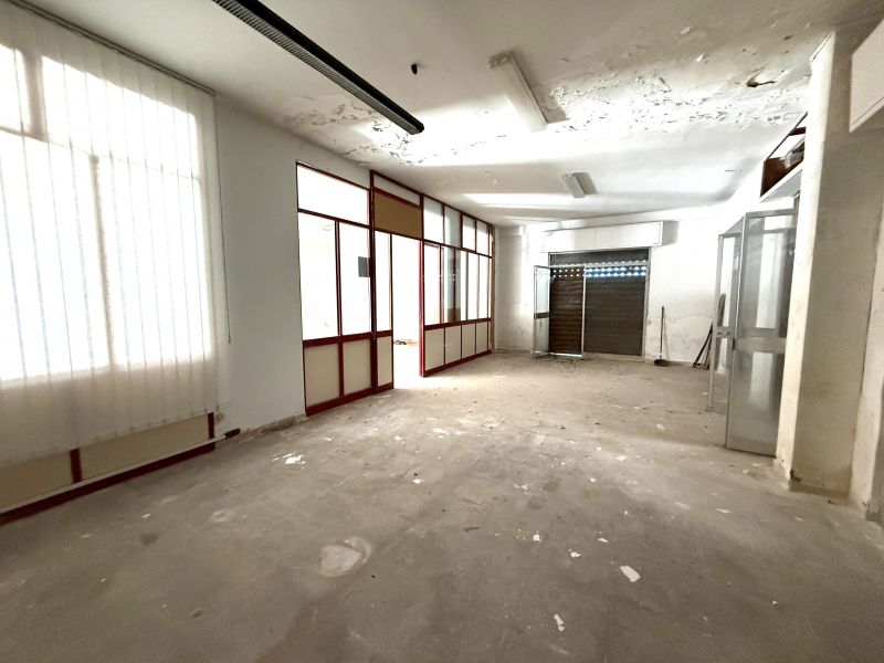 Locale Commerciale Angolare in...