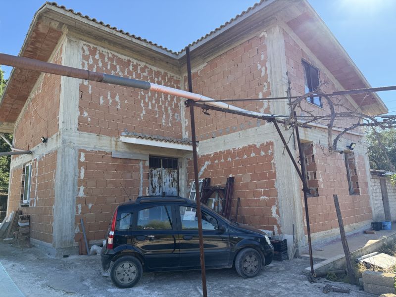 TERRENO CON CASA IN C. DA...