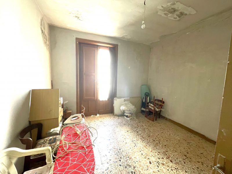 APPARTAMENTO SEMI-INDIPENDENTE, DA RIFINIRE, CON TERRAZZA SOPRASTANTE
