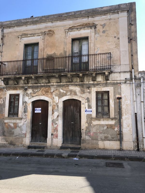 STABILE INDIPENDENTE CON AMPIA CORTE PRIVATA