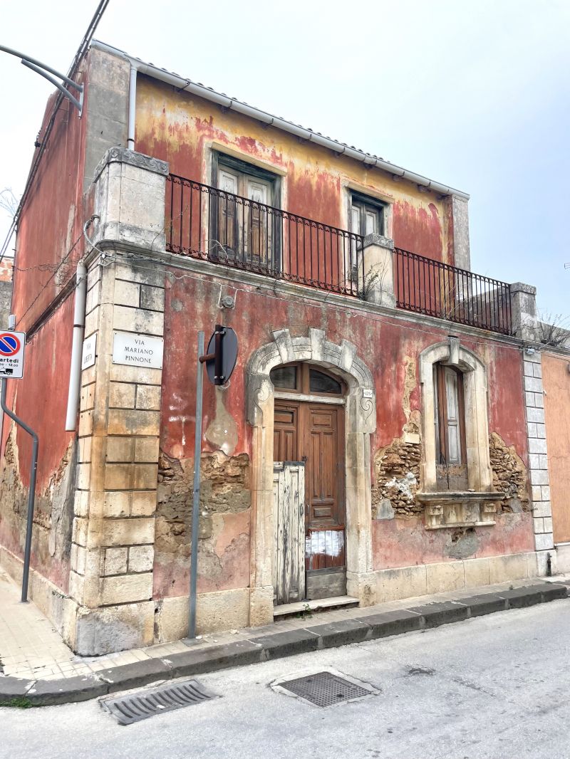 CASA INDIPENDENTE DA RISTRUTTURARE POSTA AD ANGOLO